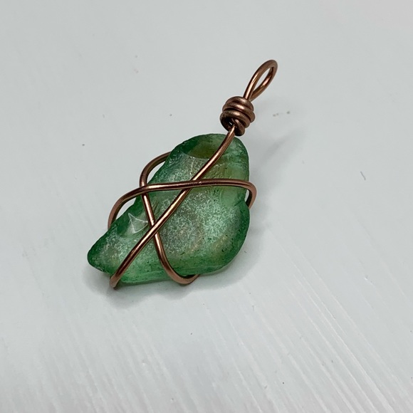 Green beach glass pendant. - Picture 3 of 3